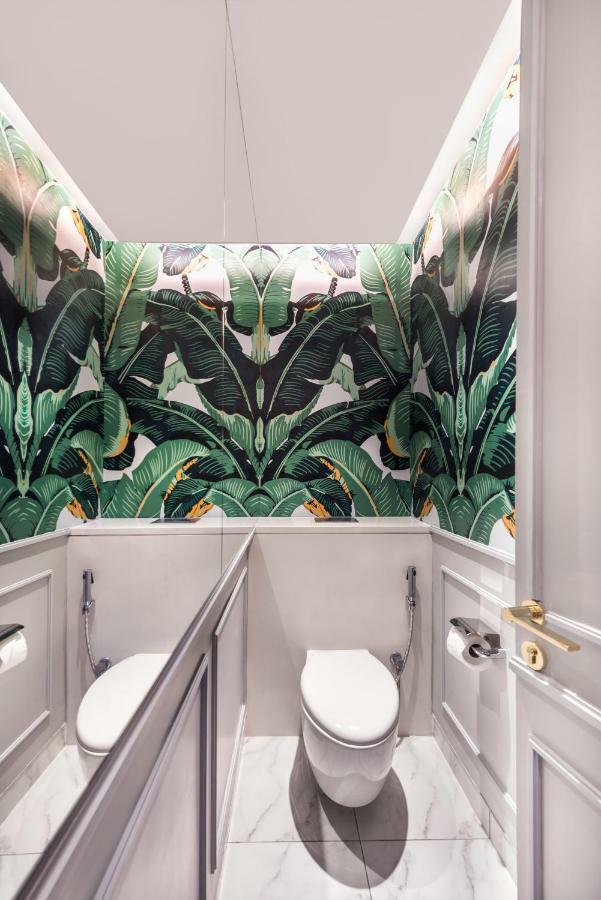 槟城众望酒店 乔治敦 外观 照片 A bathroom with a tropical design